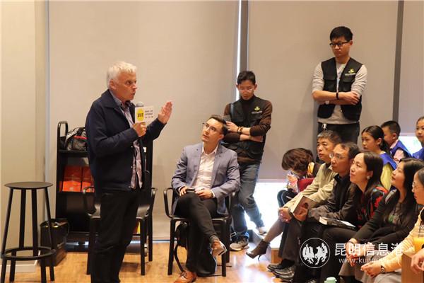 辛普生老師介紹自己的寫作經(jīng)驗(yàn) 攝影 大益讀書會(huì) 辛普生老師介紹自己的寫作經(jīng)驗(yàn) 攝影 大益讀書會(huì)