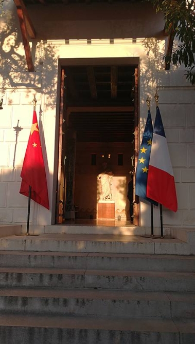 時政新聞眼丨尼斯夜談、戰(zhàn)機護(hù)航、凱旋門迎賓，一場特殊之訪來了