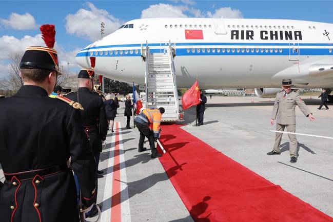 時政新聞眼丨尼斯夜談、戰(zhàn)機護(hù)航、凱旋門迎賓，一場特殊之訪來了