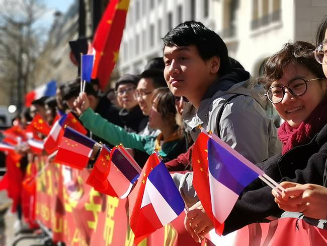 時政新聞眼丨尼斯夜談、戰(zhàn)機護(hù)航、凱旋門迎賓，一場特殊之訪來了