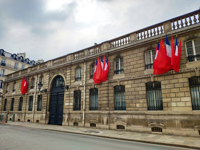 時政新聞眼丨尼斯夜談、戰(zhàn)機護(hù)航、凱旋門迎賓，一場特殊之訪來了