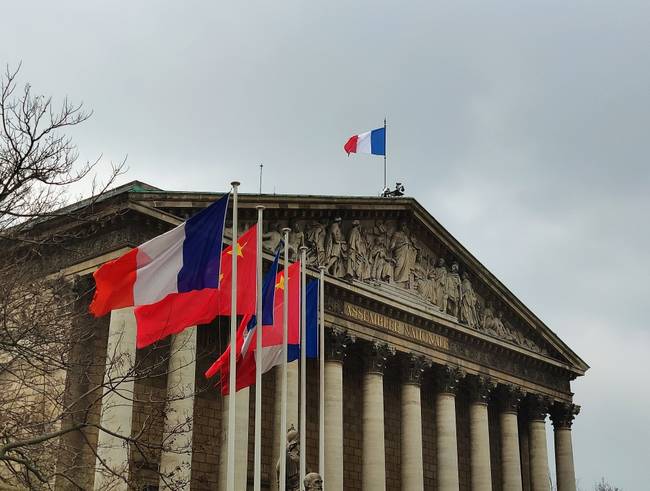 時政新聞眼丨尼斯夜談、戰(zhàn)機護(hù)航、凱旋門迎賓，一場特殊之訪來了