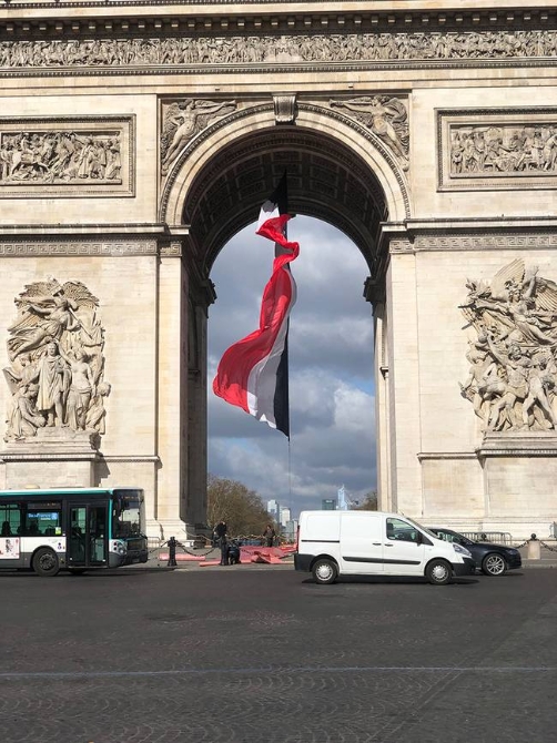 時政新聞眼丨尼斯夜談、戰(zhàn)機護(hù)航、凱旋門迎賓，一場特殊之訪來了