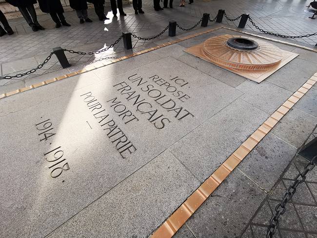 時政新聞眼丨尼斯夜談、戰(zhàn)機護(hù)航、凱旋門迎賓，一場特殊之訪來了