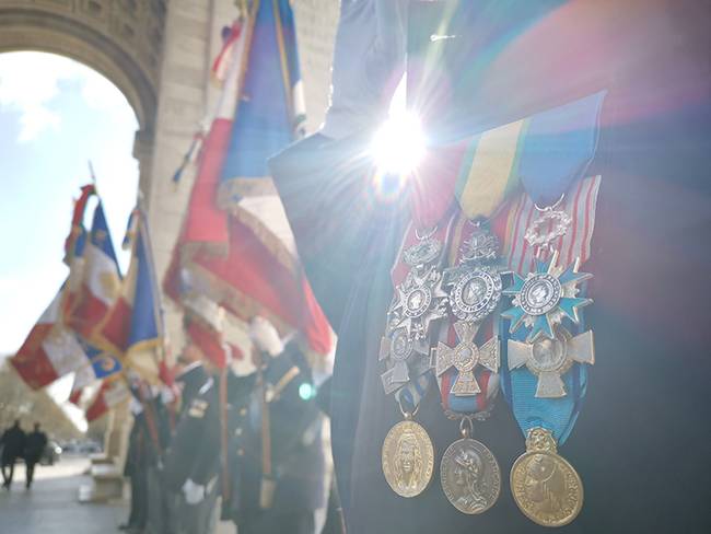 時政新聞眼丨尼斯夜談、戰(zhàn)機護(hù)航、凱旋門迎賓，一場特殊之訪來了