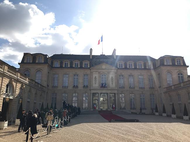 時政新聞眼丨尼斯夜談、戰(zhàn)機護(hù)航、凱旋門迎賓，一場特殊之訪來了