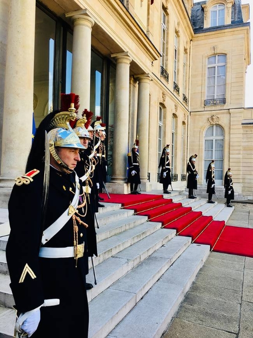 時政新聞眼丨尼斯夜談、戰(zhàn)機護(hù)航、凱旋門迎賓，一場特殊之訪來了