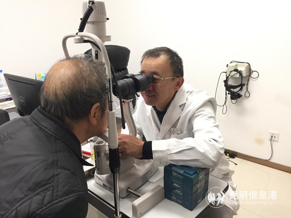 肖云皋院長為譚大爺檢查 肖云皋院長為譚大爺檢查