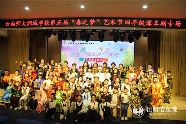 圖六 演員代表與評委老師合影 圖六 演員代表與評委老師合影