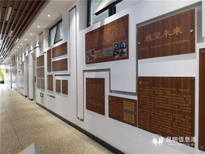 先鋒小學(xué)教學(xué)樓走廊文化味十足 先鋒小學(xué)教學(xué)樓走廊文化味十足