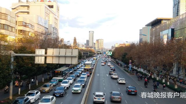 南二環(huán)全線試通車首日晚高峰 呂世成