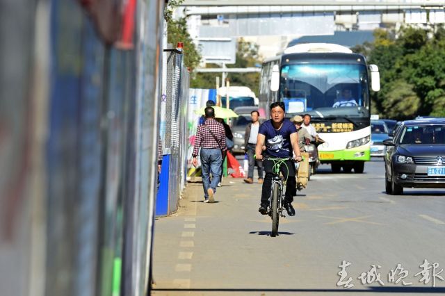 滇池路地鐵施工人車混行