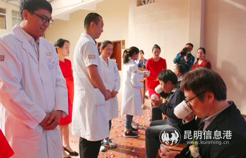 名醫(yī)師帶徒拜師儀式行敬茶禮 名醫(yī)師帶徒拜師儀式行敬茶禮