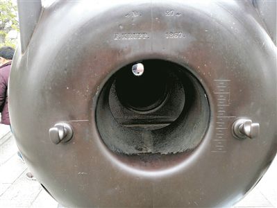 廣州鎮(zhèn)海樓上的明代鐵炮見(jiàn)證了歷史風(fēng)云