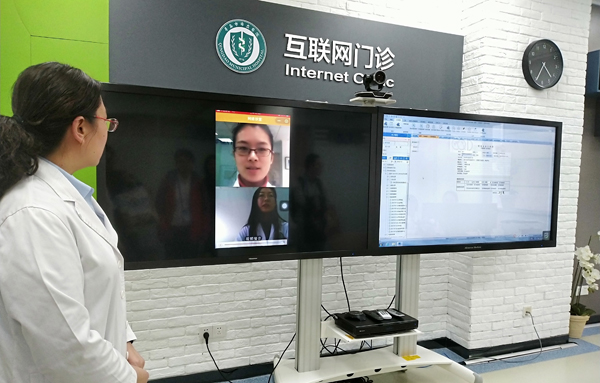 青島市市立醫(yī)院互聯(lián)網(wǎng)門(mén)診。  鄒楊 攝