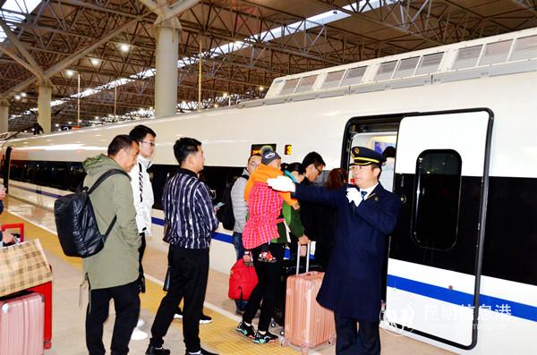 車站工作人員引導旅客上車。郭婧攝