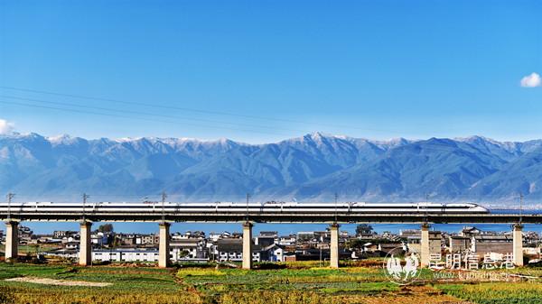 昆明至麗江動車經過大理洱海。徐章位攝