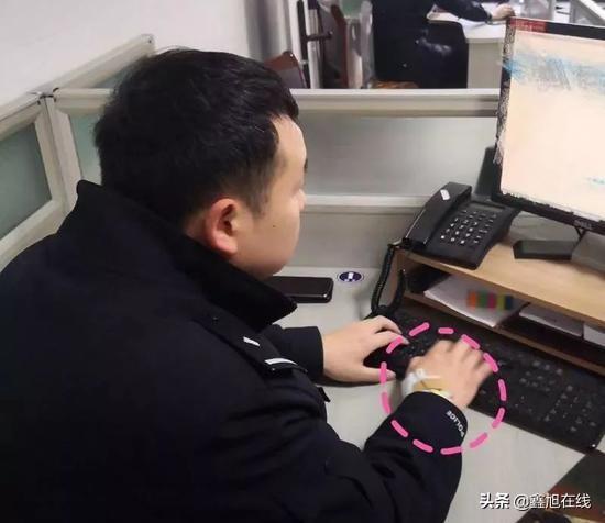 民警因一張工作照被“通報批評” 一看手機卻笑了