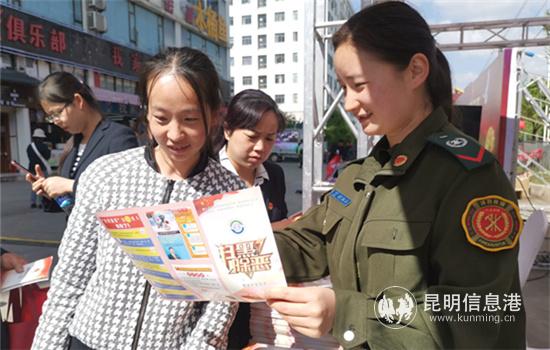 現(xiàn)場發(fā)放掃黑除惡宣傳資料_副本