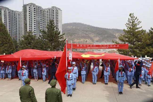 清明節(jié)，師生們這樣致敬英雄！