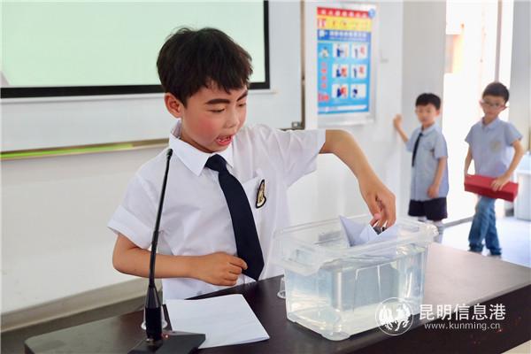 獲獎(jiǎng)選手在頒獎(jiǎng)典禮進(jìn)行才藝展示 獲獎(jiǎng)選手在頒獎(jiǎng)典禮進(jìn)行才藝展示