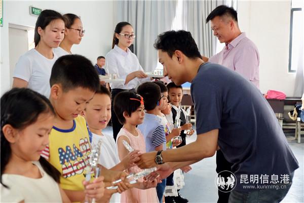 嘉賓為獲獎(jiǎng)選手頒獎(jiǎng) 嘉賓為獲獎(jiǎng)選手頒獎(jiǎng)