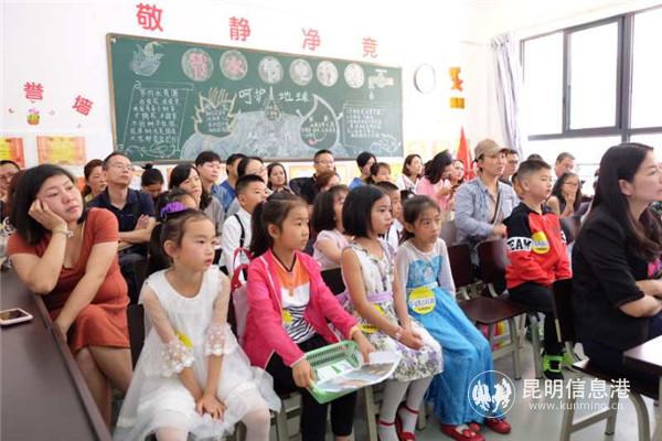 認(rèn)真觀看比賽的選手們 認(rèn)真觀看比賽的選手們