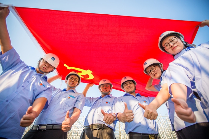 張敬宜所在北京新機(jī)場項目黨員創(chuàng)新工作室成員形象照