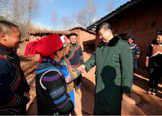 2018年2月11日上午，習(xí)近平總書記來到位于大涼山深處的昭覺縣三岔河鄉(xiāng)三河村、解放鄉(xiāng)火普村，走進(jìn)彝族貧困群眾家中，看實(shí)情、問冷暖、聽心聲，同當(dāng)?shù)馗刹咳罕姽采叹珳?zhǔn)脫貧之策。
