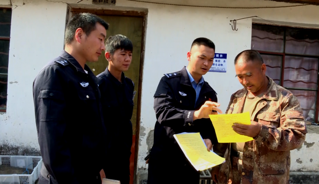 民警向村民宣傳野生動物保護(hù)知識（龍陵縣電視臺提供）