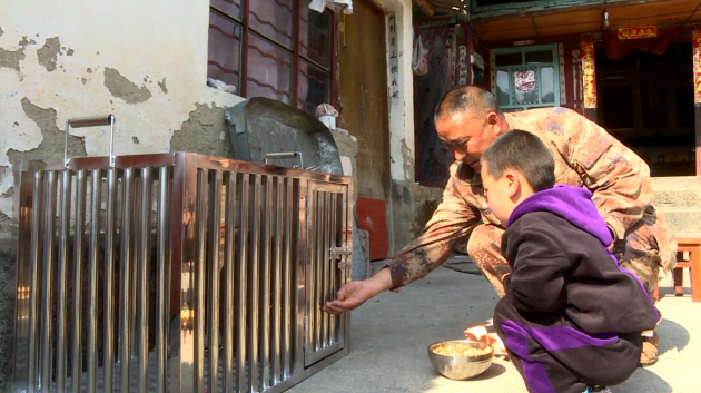 村民精心照顧野生動物（龍陵縣電視臺提供） - 副本