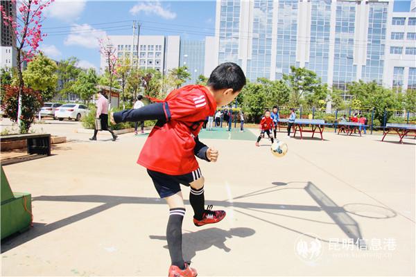 圖二 正在上體育課的同學(xué)們