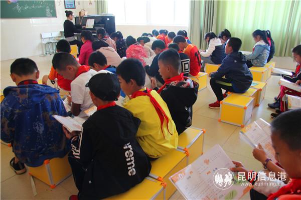 圖三 正在音樂課上練習(xí)合唱的同學(xué)們