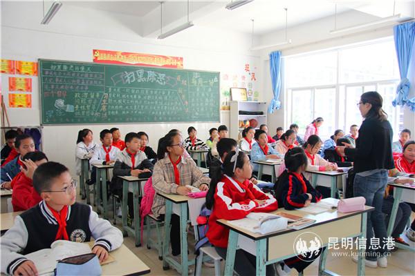 圖四 各年級主題鮮明的黑板報(bào)