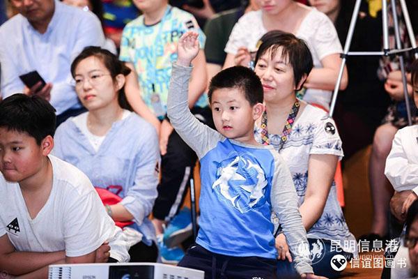 小讀者舉手回答問題 攝影 信誼圖畫書 小讀者舉手回答問題 攝影 信誼圖畫書