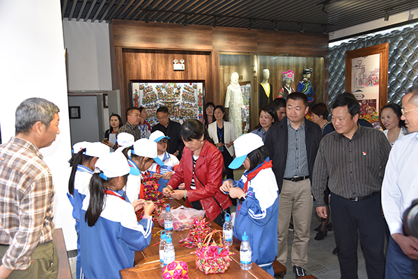 %E5%91%88%E8%B4%A1%E5%8C%BA%E6%B0%91%E6%97%8F%E6%96%87%E5%8C%96%E8%89%BA%E6%9C%AF%E4%BA%A4%E6%B5%81%E5%B1%95%E7%A4%BA%E4%B8%AD%E5%BF%83%E6%AD%A3%E5%BC%8F%E6%8F%AD%E7%89%8C1