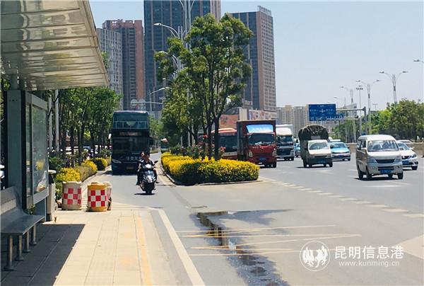 公交車從輔道行駛進站