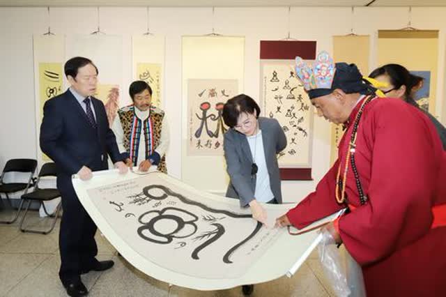 700米長(zhǎng)卷繪納西族風(fēng)土人情1