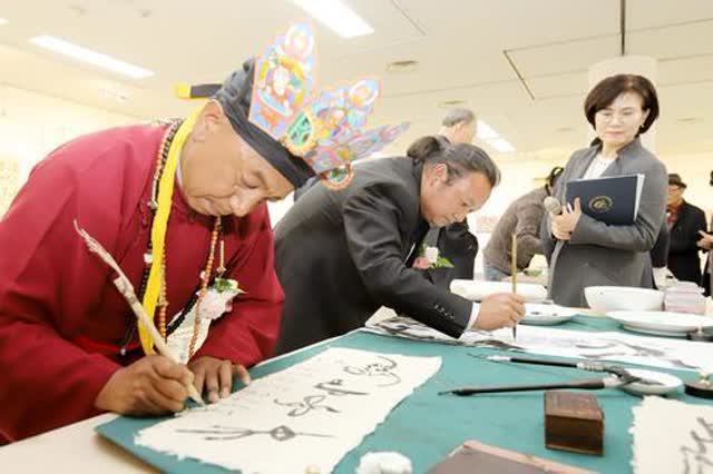 700米長(zhǎng)卷繪納西族風(fēng)土人情4