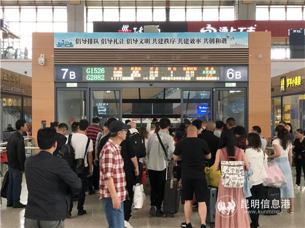 旅客即將乘坐動(dòng)車從昆明南站去往各地。記者上官艷君攝