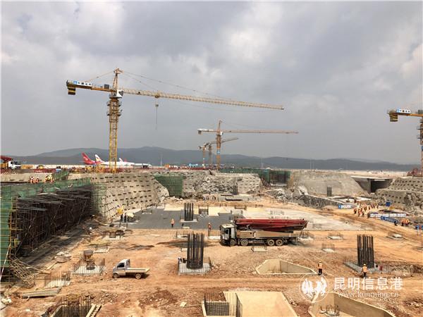 昆明機(jī)場(chǎng)正在實(shí)施航站區(qū)改擴(kuò)建（S1衛(wèi)星廳）工程。記者上官艷君攝