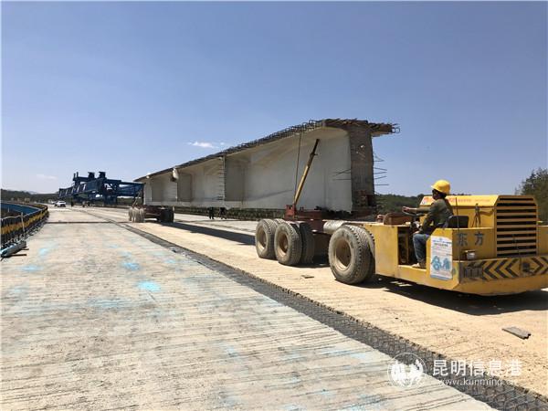 尋沾高速小龍?zhí)?號(hào)大橋施工現(xiàn)場(chǎng)規(guī)范有序，各個(gè)工種正有條不紊地進(jìn)行。記者上官艷君攝