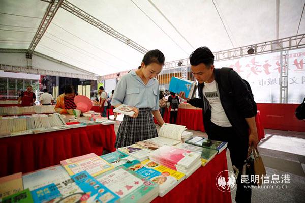 市民踴躍挑選書籍。