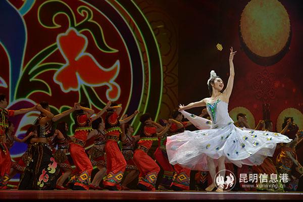 大會(huì)歌舞表演 (2) 大會(huì)歌舞表演 (2)