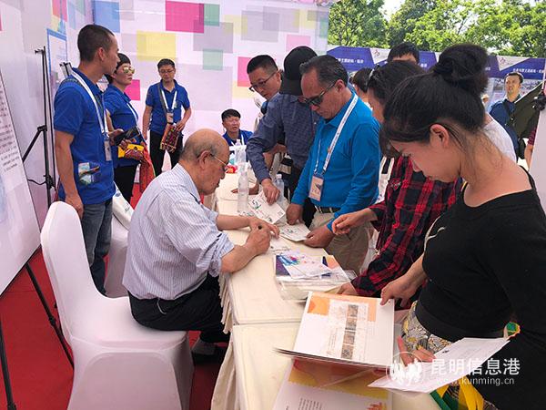 郵票設(shè)計(jì)家簽售現(xiàn)場(chǎng) 郵票設(shè)計(jì)家簽售現(xiàn)場(chǎng)