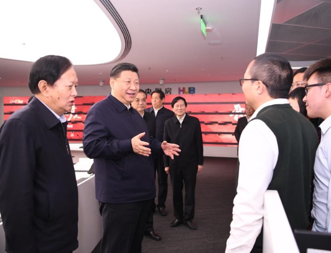 2019年1月25日，中共中央政治局在人民日報社就全媒體時代和媒體融合發(fā)展舉行第十二次集體學(xué)習(xí)。這是中共中央總書記習(xí)近平在人民日報“中央廚房”同采編人員親切交談。