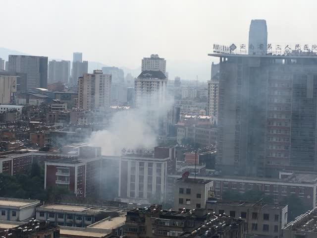 昆明市區(qū)一住宅樓起火 消防及時撲滅無人員傷亡1