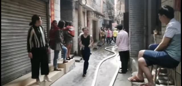 昆明市區(qū)一住宅樓起火 消防及時撲滅無人員傷亡