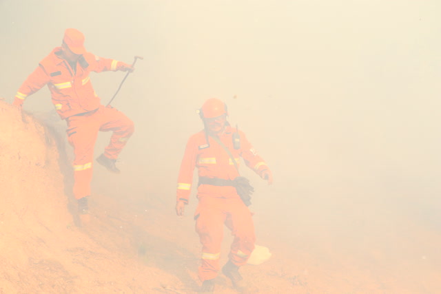 大理巍山山火頻發(fā)，森林消防一天一夜輾轉(zhuǎn)兩個火場撲救 (2)