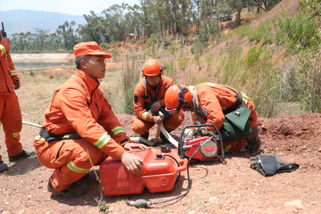 大理巍山山火頻發(fā)，森林消防一天一夜輾轉(zhuǎn)兩個火場撲救 (8)
